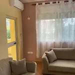 شقة Comfy One-bedroom Flat In Golem, 1br, 2 Sofas