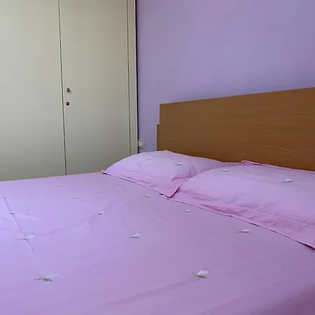 Comfy One-bedroom Flat In Golem, 1br, 2 Sofas Голем