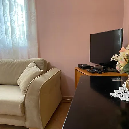 Comfy One-bedroom Flat In Golem, 1br, 2 Sofas Голем